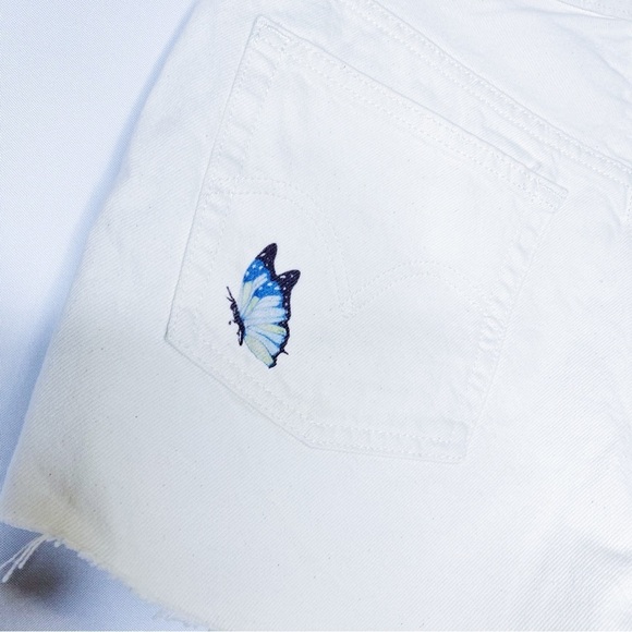 Levi’s - Cream Butterfly Shorts - Picture 5 of 5